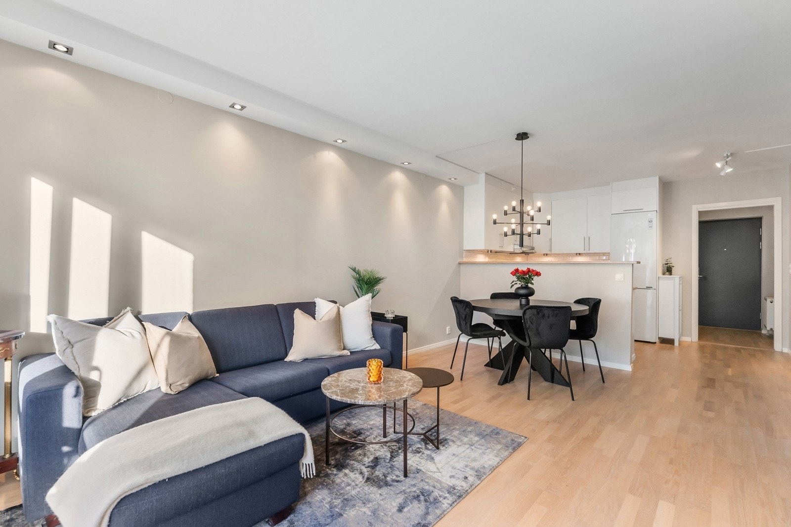 Stuen har mange møbleringsmuligheter etter behov, med plass til sofa, tv-møblement og stort spisebord Galleribilde