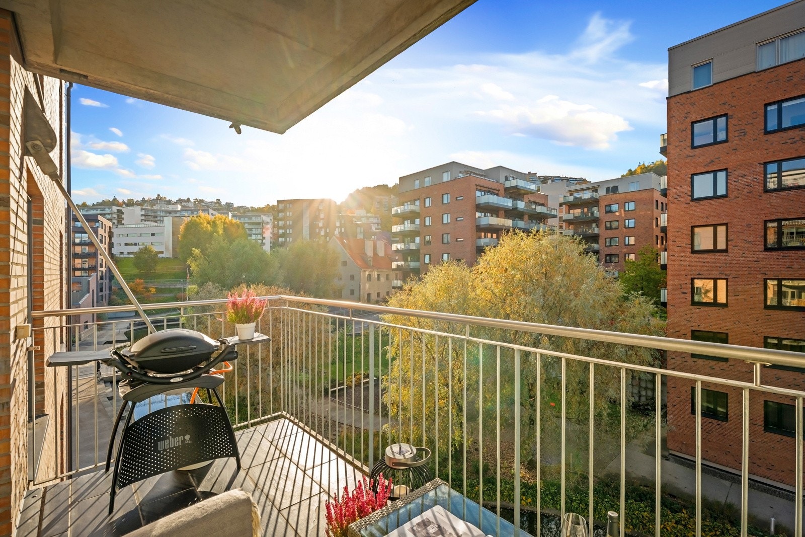 Dette er en lys og moderne 2-roms leilighet i nybygg fra 2008, med store vindusflater og balkong. Leiligheten har en sentral og populær beliggenhet i et boligområde bestående av nyere boligområde i Kværnerbyen Galleribilde