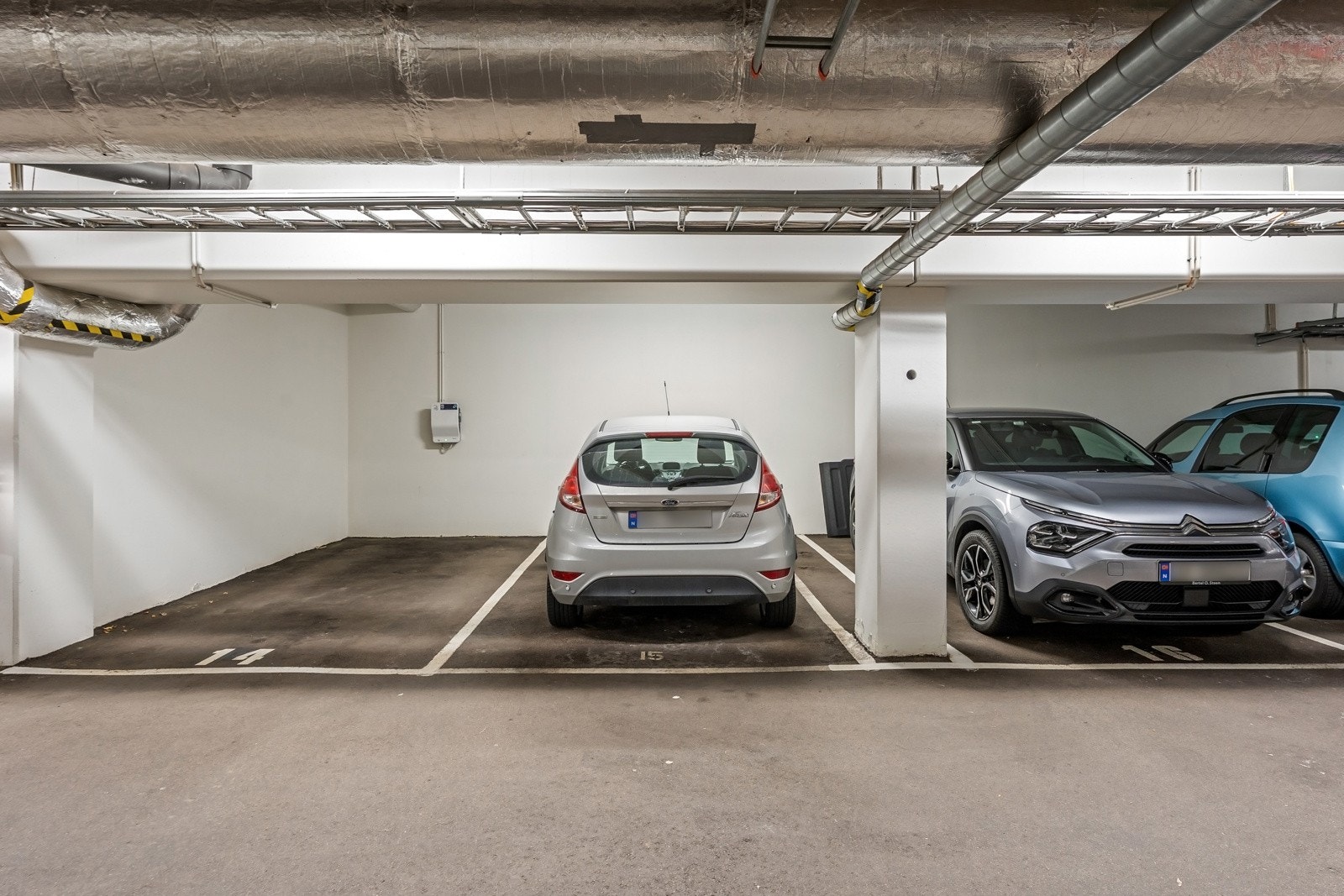 Det er mulig å skaffe parkeringsplass i det innvendige garasjeanlegget gjennom styret - enten ved kjøp av plass eller ved leie fra en eier. Se salgsoppgave for mer informasjon Galleribilde