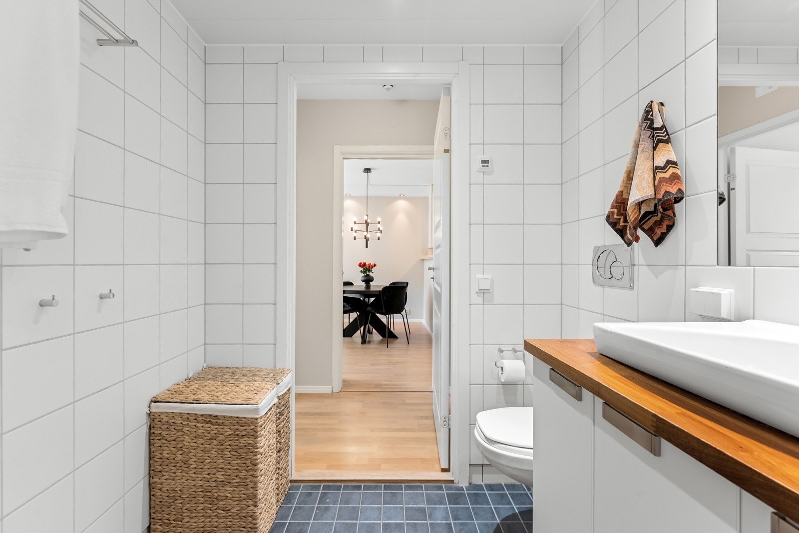 Badet har mekanisk avtrekksventilasjon som gir effektiv fjerning av fuktighet, og sikrer et godt inneklima Galleribilde