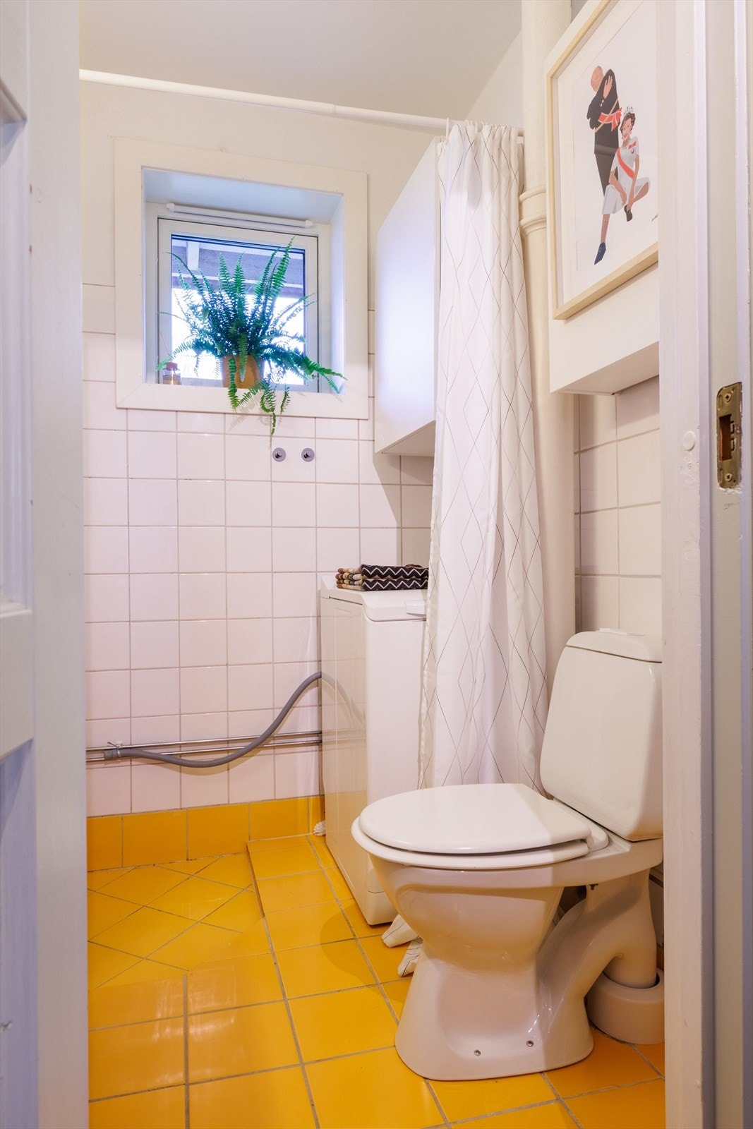 Badet har flislagt gulv med varmekabler og flislagte vegger kombinert med malt overflate. Galleribilde