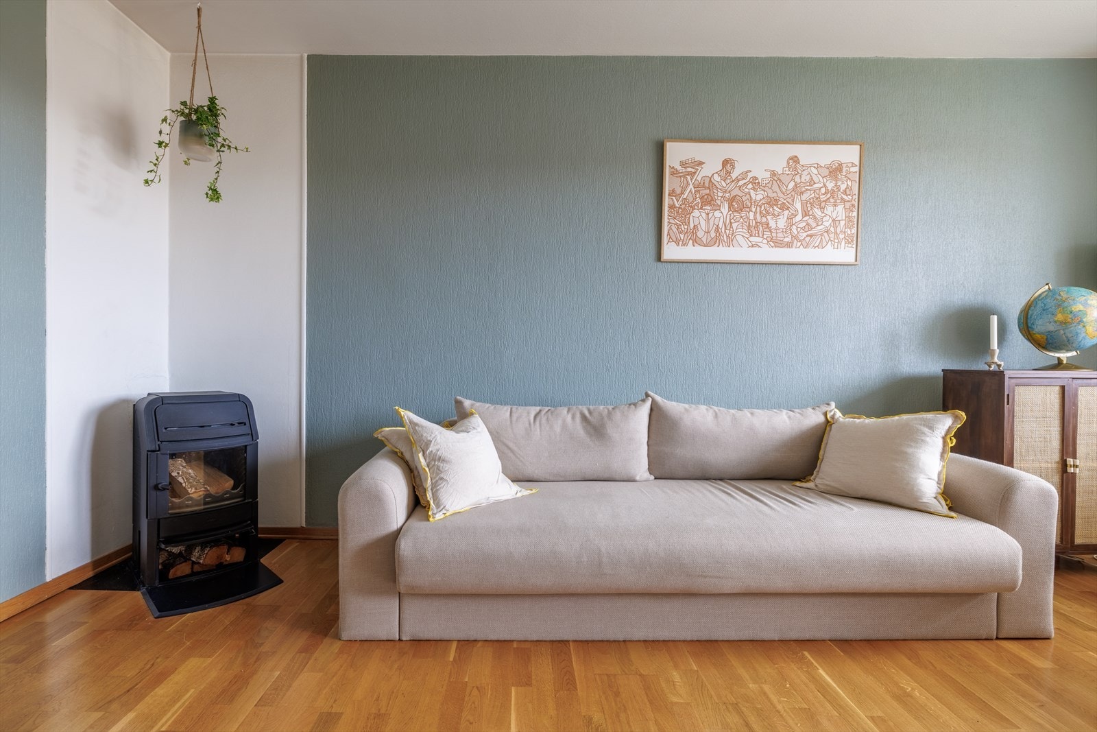 Gulvene i leiligheten er belagt med trestavs parkett og vegger er malt glassfiberstrie. Galleribilde