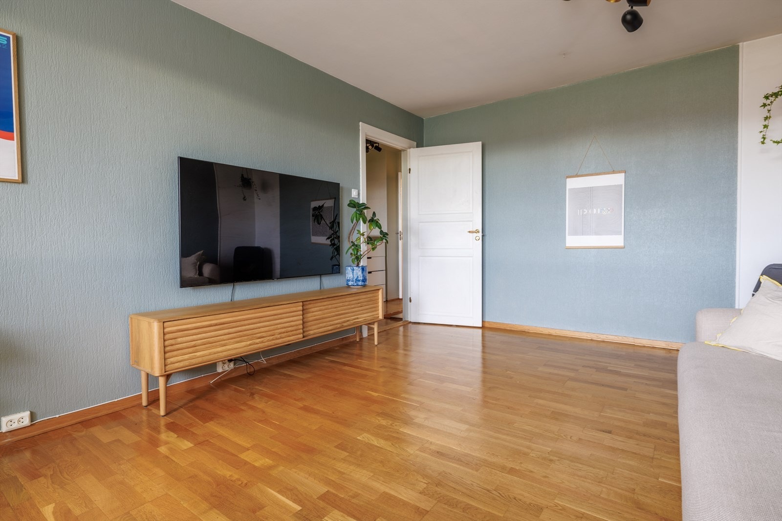 Stuen er romslig og har store vindusflater som slipper inn rikelig med naturlig lys. Galleribilde