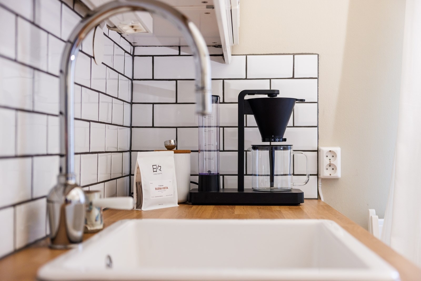 Laminat benkeplate med nedfelt kum i keramikk. Galleribilde