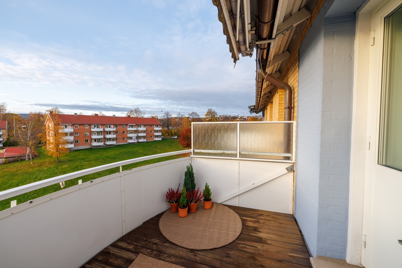 Fra stuen er det utgang til en solrik balkong på ca. 7 kvm, som gir en hyggelig uteplass med utsikt mot grøntarealer. Galleribilde