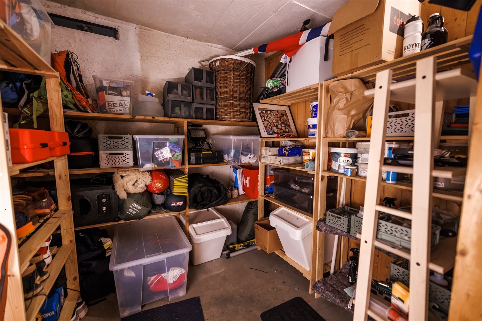 I tillegg til to kjellerboder på henholdsvis 7 og 2 kvm. Det gir svært gode lagringsmuligheter. Galleribilde