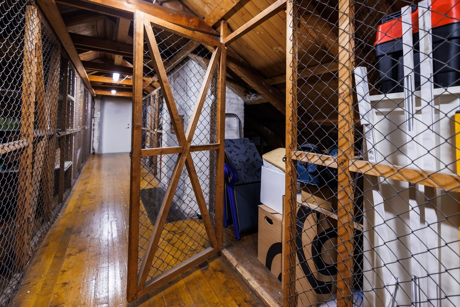 Til leiligheten medfølger hele tre boder - én romslig loftsbod på ca. 9,5 kvm gulvareal. Galleribilde