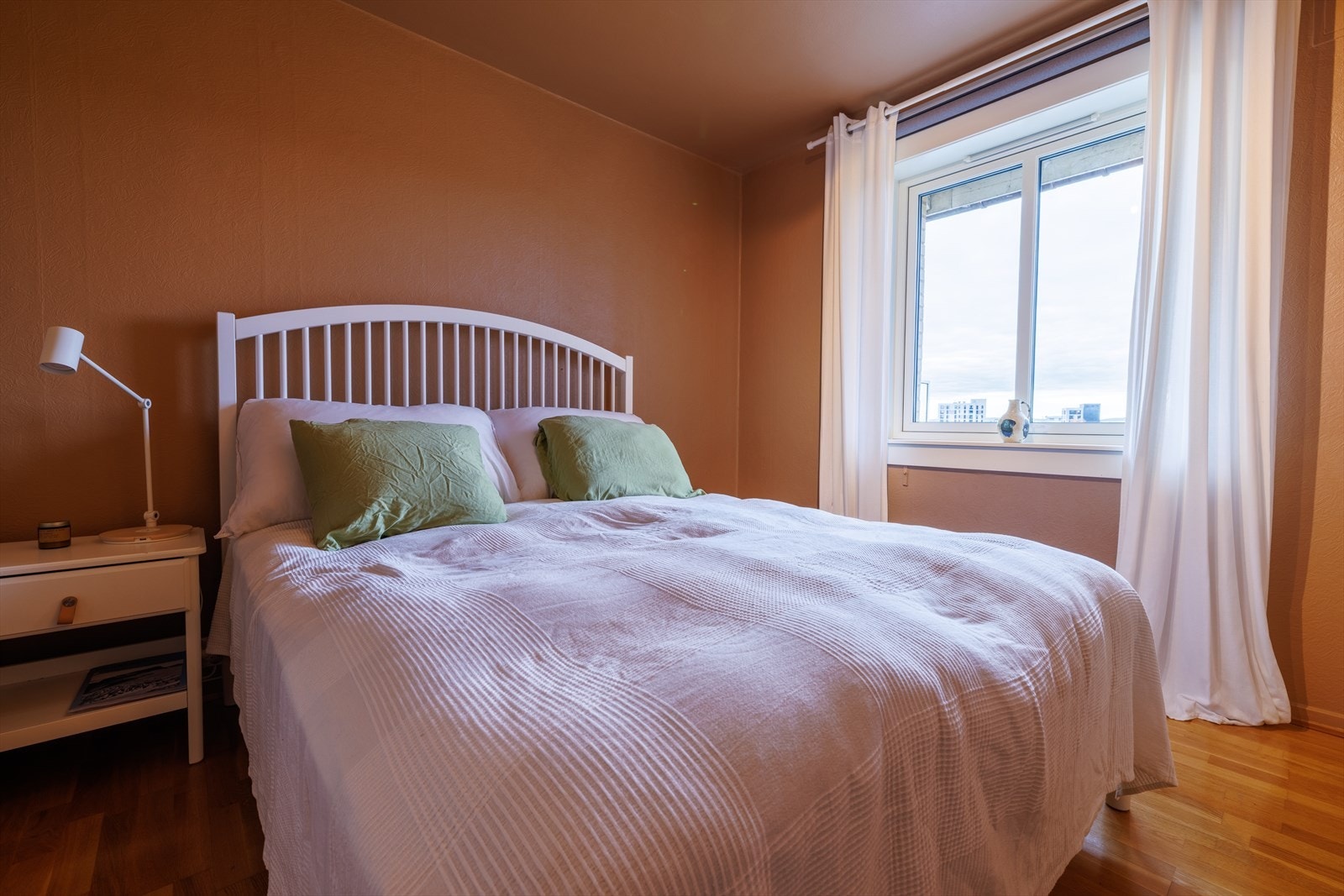 Soverommet har god plass til dobbeltseng og tilhørende soveromsmøblement og rommet får fint lys fra stort vindu. Galleribilde