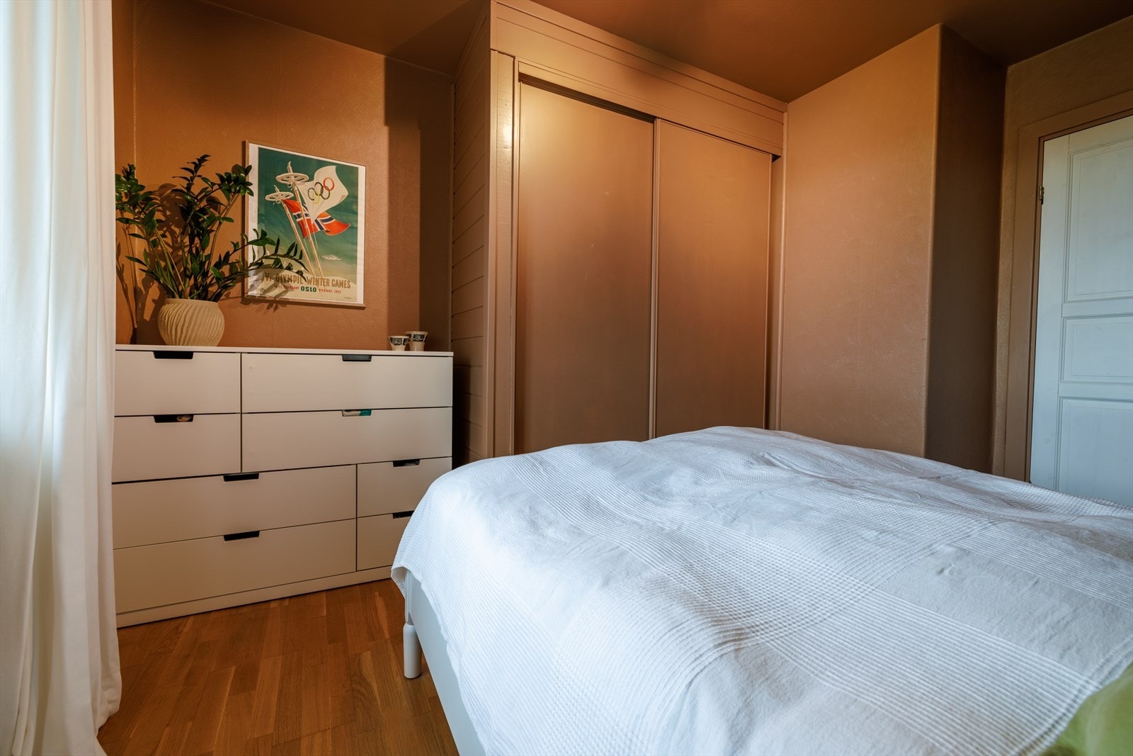 Rommet har god plass til oppbevaring, og innebygd garderobeskap bidrar til effektiv utnyttelse av arealet. Galleribilde