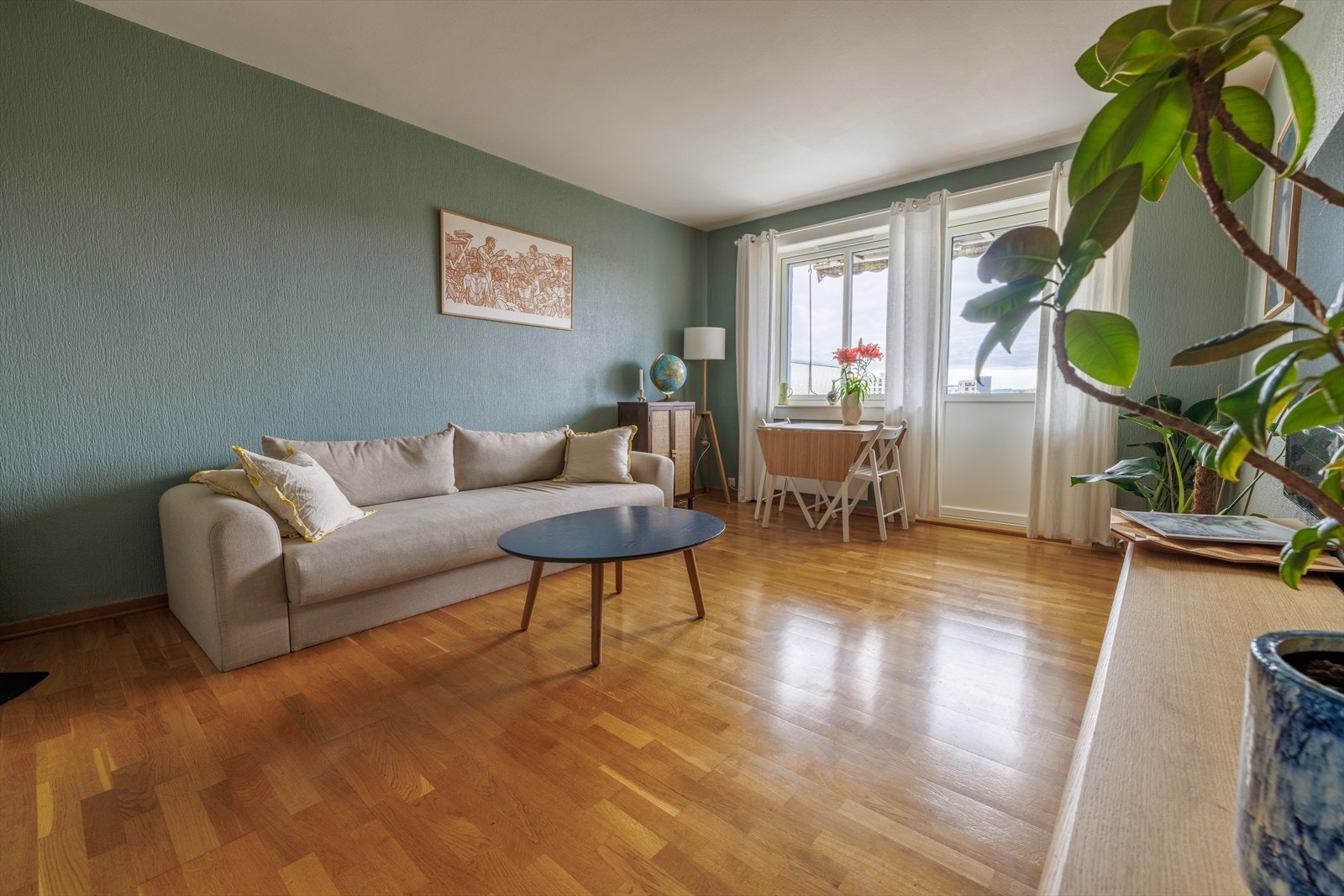 En lys og gjennomgående 2-roms beliggende midt på Muselunden, i et svært attraktivt, veletablert og barnevennlig område på Grefsen. Galleribilde