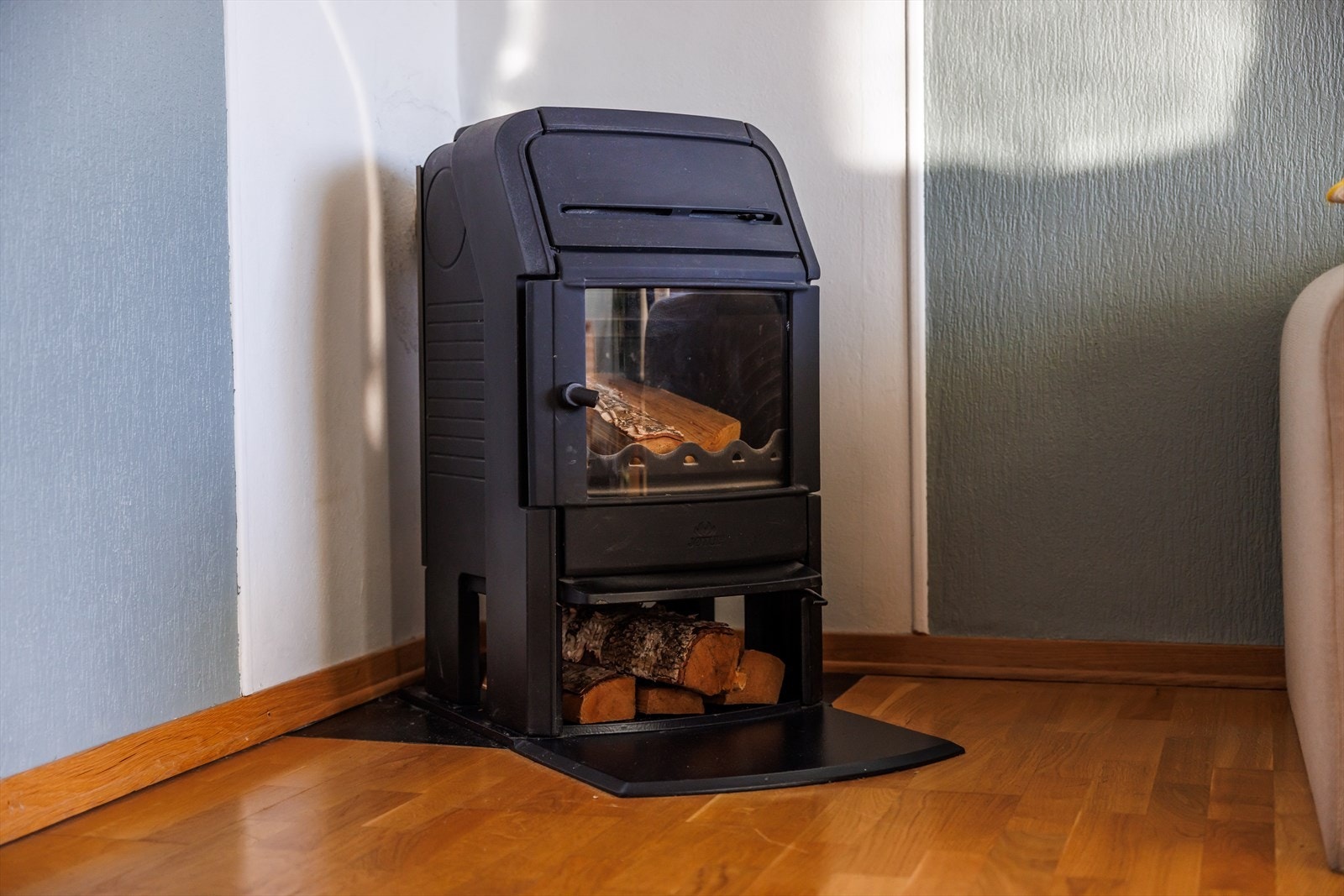 I stuen finner du også en pusset og malt teglsteinspipe med brannmur og peisovn med glassdør - perfekt for kjølige kvelder. Galleribilde