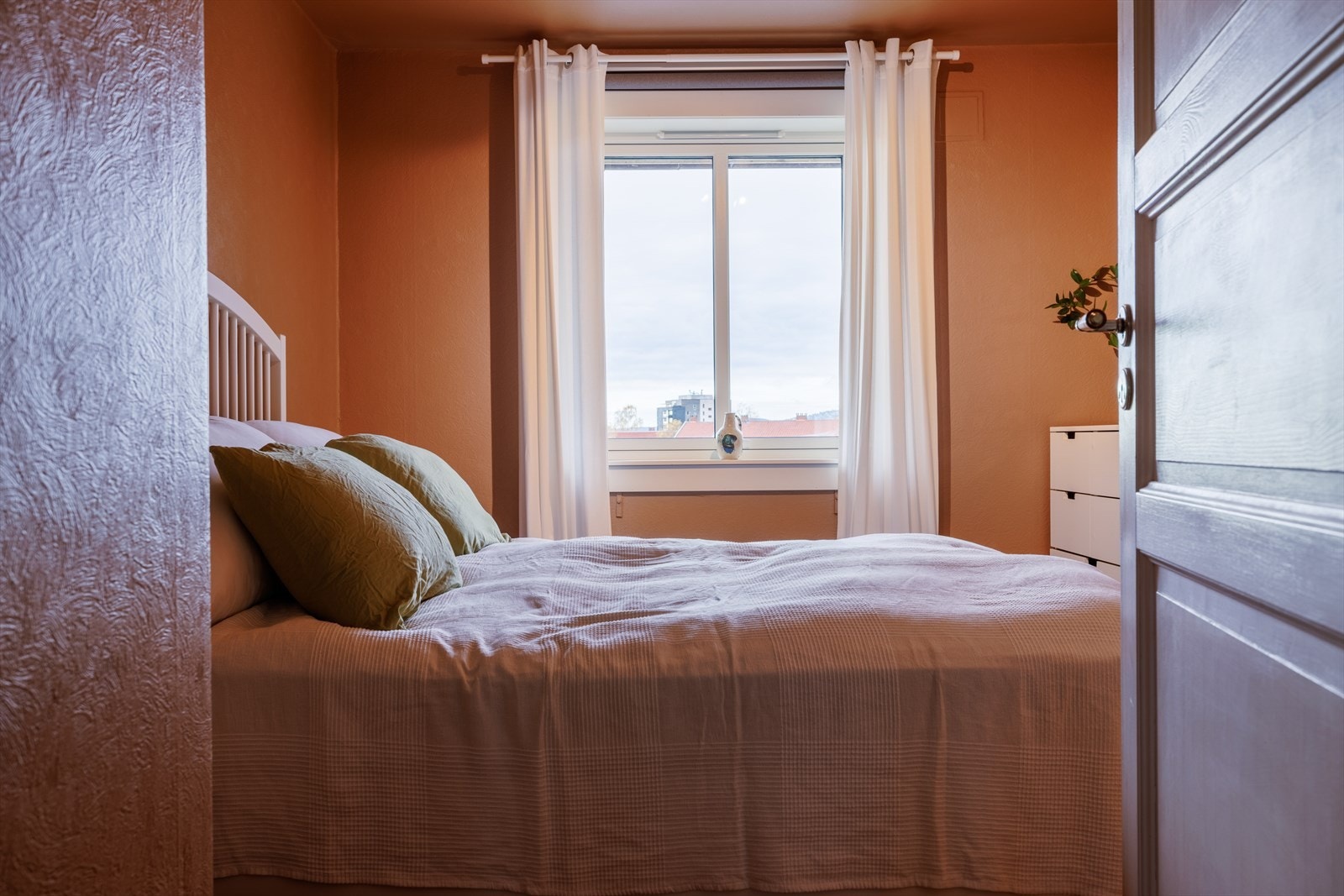 Soverommet ligger skjermet til innerst i leiligheten, adskilt fra stue og kjøkken. Galleribilde