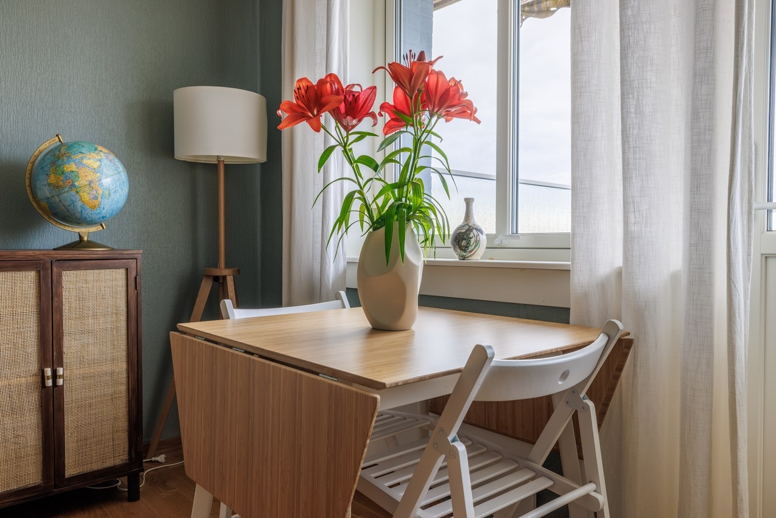 Leiligheten har en praktisk utforming, og fremstår som godt ivaretatt med en trivelig atmosfære. Galleribilde