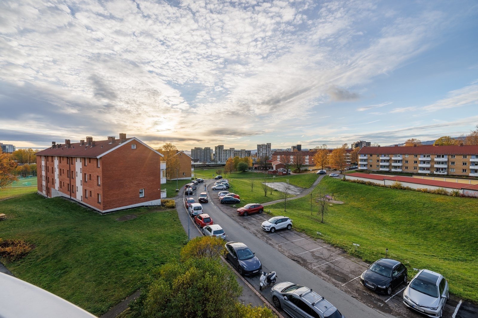 Leiligheten har en gunstig intern beliggenhet i borettslaget, omgitt av grønne omgivelser og med nærhet til både Grefsenkollen, Trollvann og Lillomarka. Galleribilde