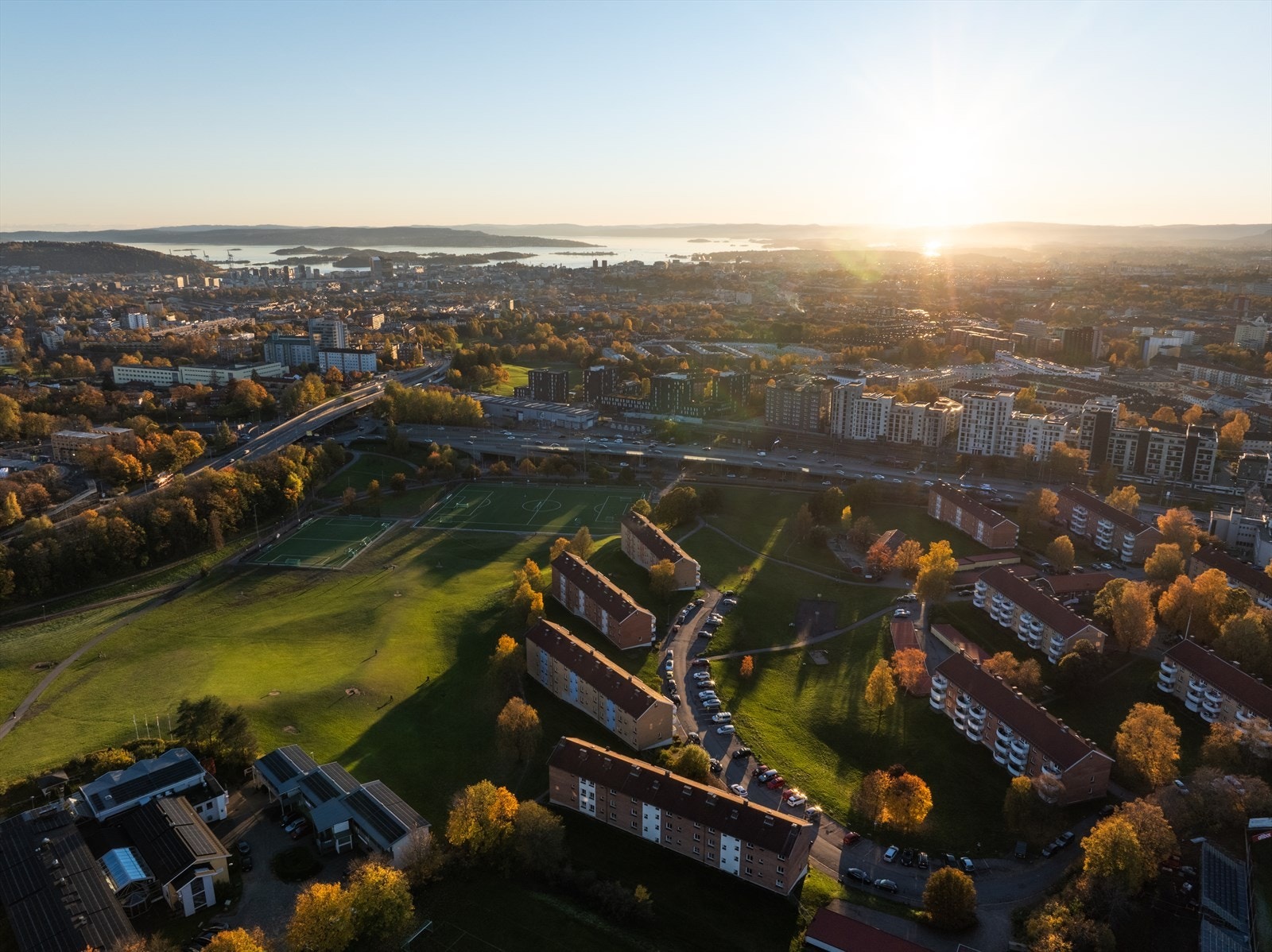 Her bor du omgitt av grøntområder, frisbeegolfbane og idrettsanlegg, samtidig som du har kort vei til alt du trenger i hverdagen. Galleribilde