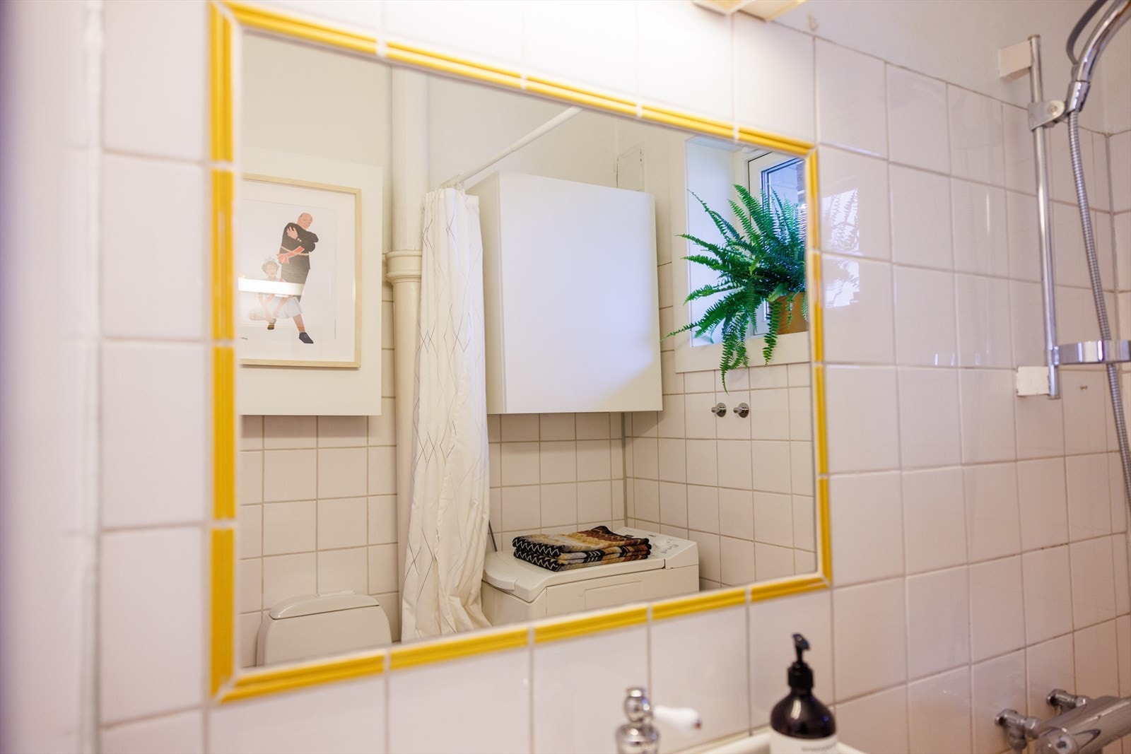 Baderomsinnredningen består av servant med underskap, veggskap og innfelt speil. Galleribilde