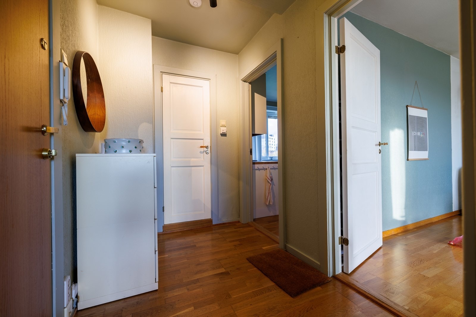 Velkommen inn! Her blir du møtt av en romslig entré med god plass til oppbevaring av yttertøy. Galleribilde