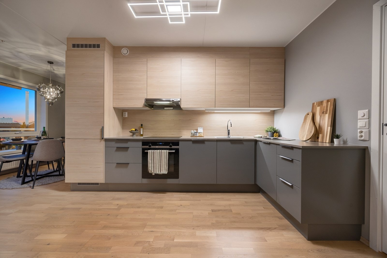 Moderne kjøkken i stilrene materialvalg - skapt for både hverdag og selskap. Galleribilde