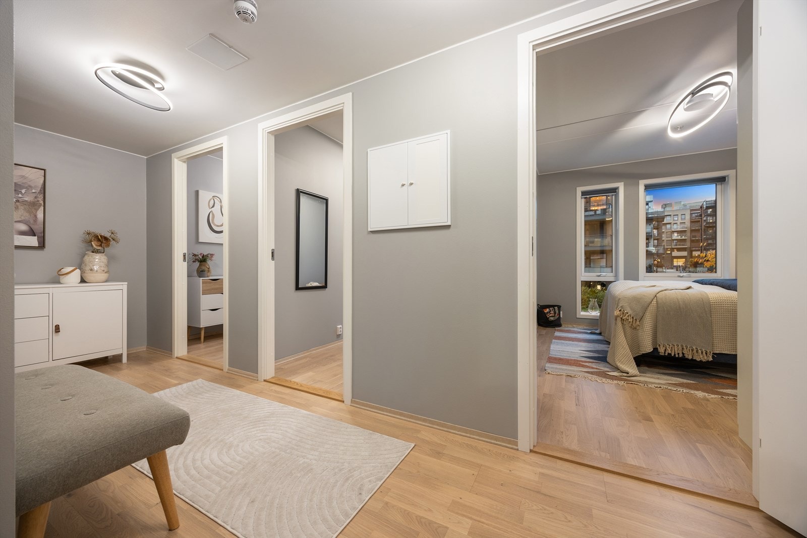 Entrén binder boligen sammen med tilgang til tre soverom. Galleribilde