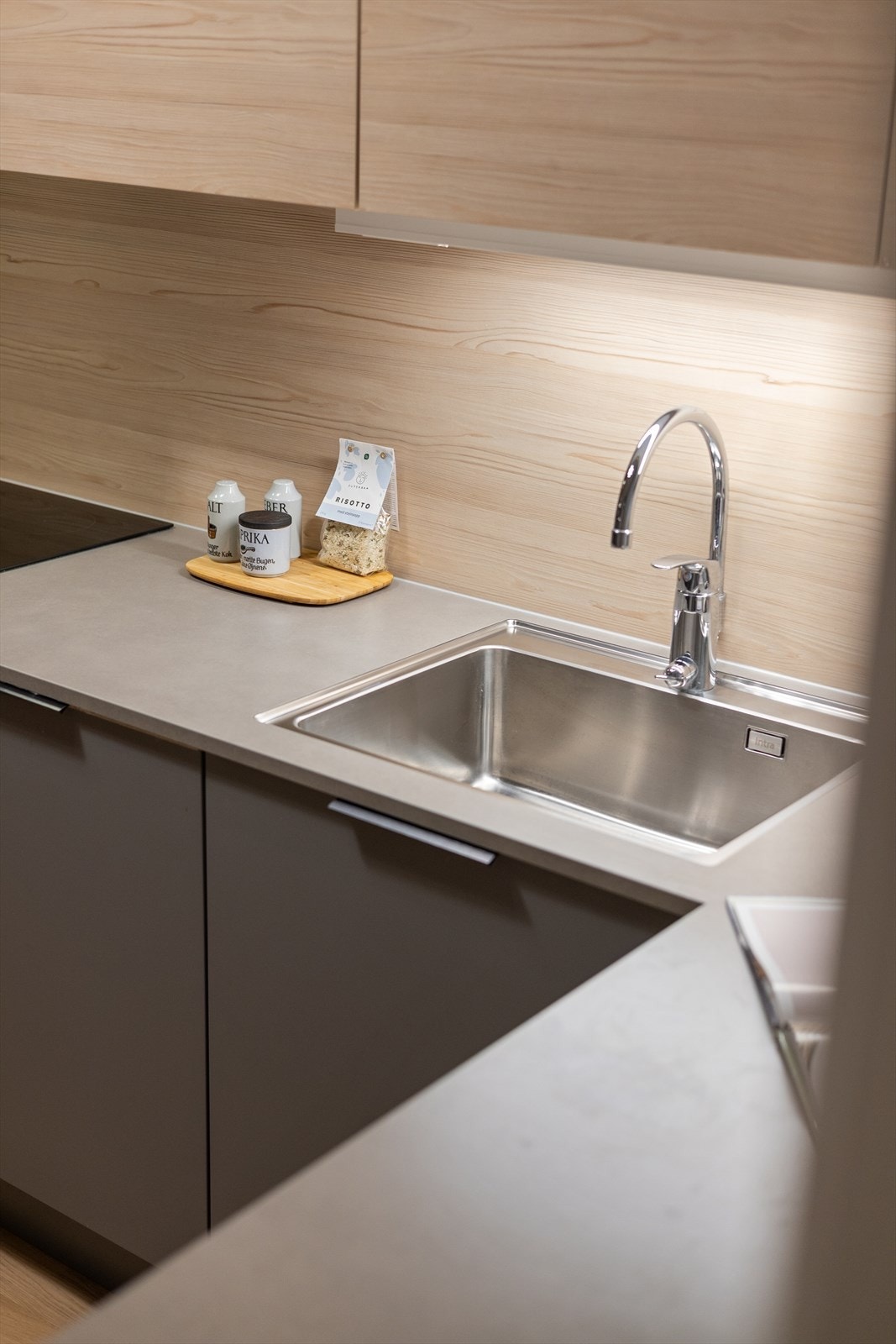 Lyst og rent uttrykk med moderne løsninger og god arbeidsflate. Galleribilde