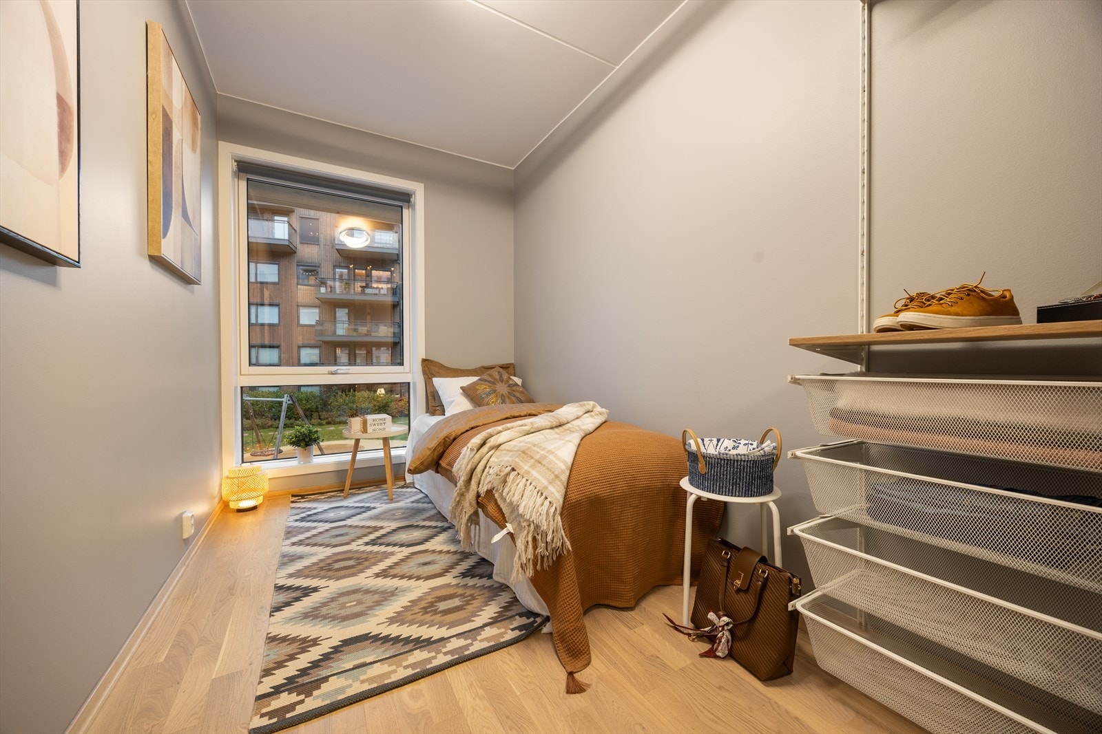 Soverom 2 har plass til seng og garderobeskap - Stort vindu Galleribilde