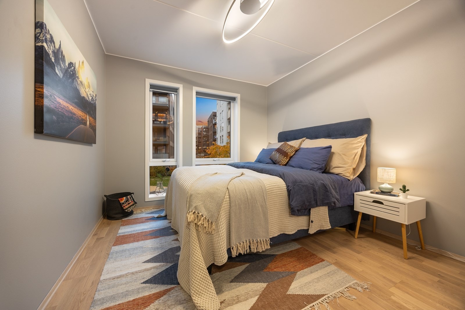 Hovedsoverommet er av god størrelse med god plass til stor dobbeltseng, og har garderobeløsning Galleribilde