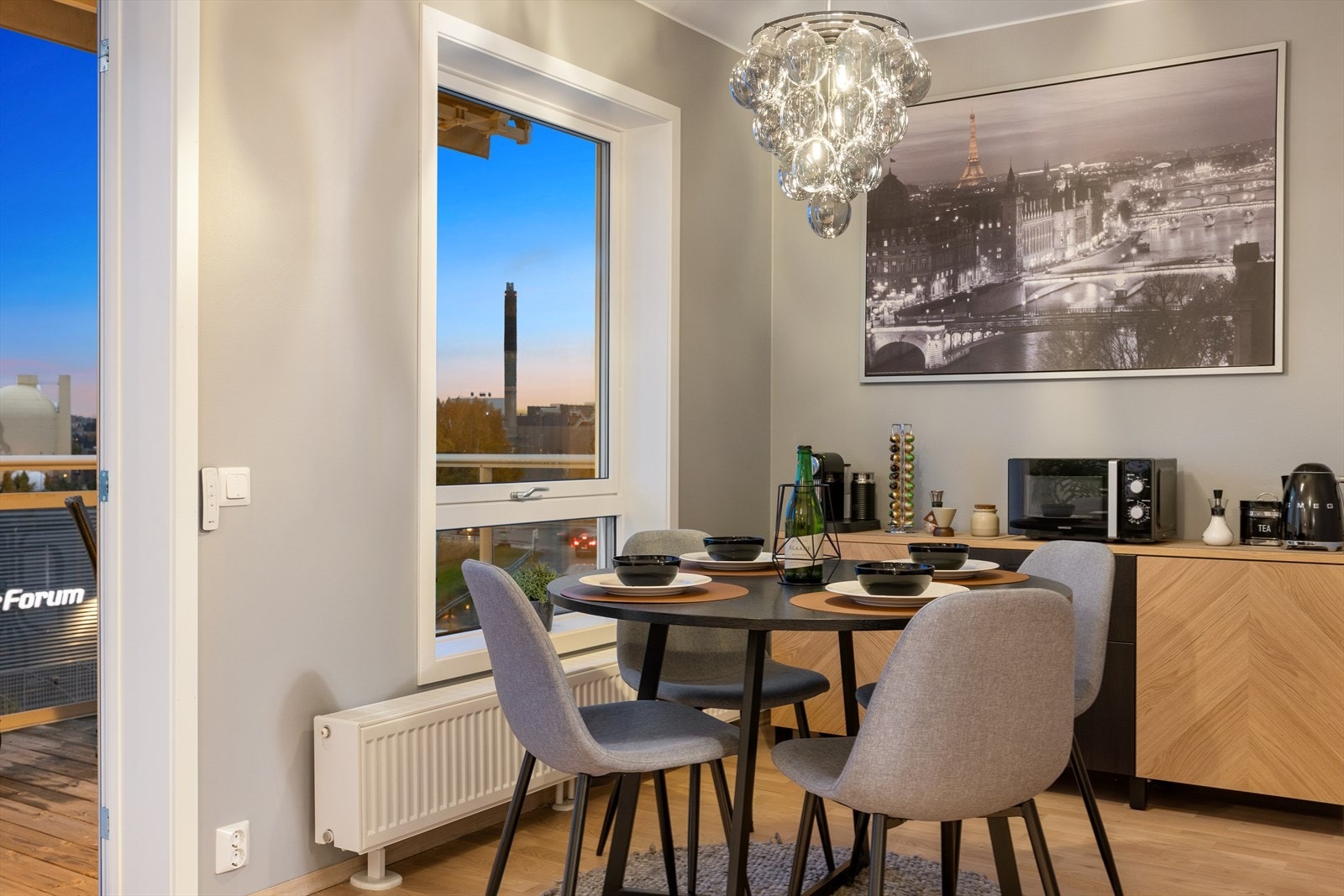 Spiseplassen får rikelig dagslys og er en naturlig forlengelse av stuen - ideell for både hverdag og hyggelige måltider Galleribilde