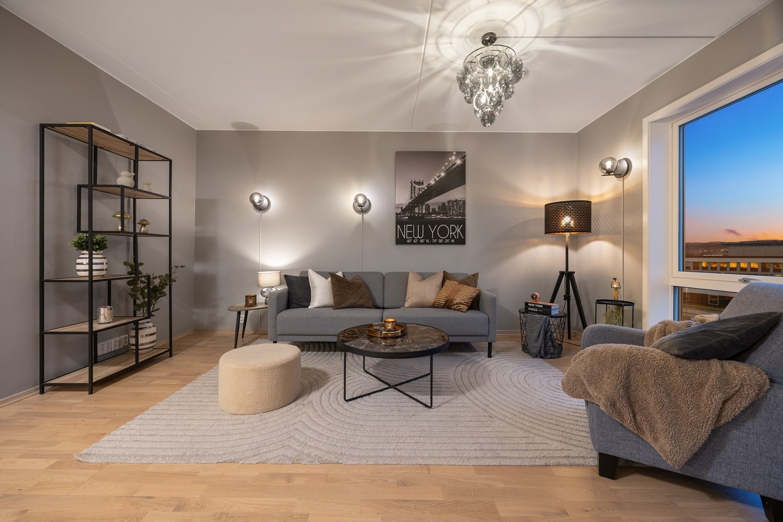 Kveldens stemning forsterkes med dempet belysning og elegant taklampe - et perfekt sted å slappe av etter en lang dag. Galleribilde