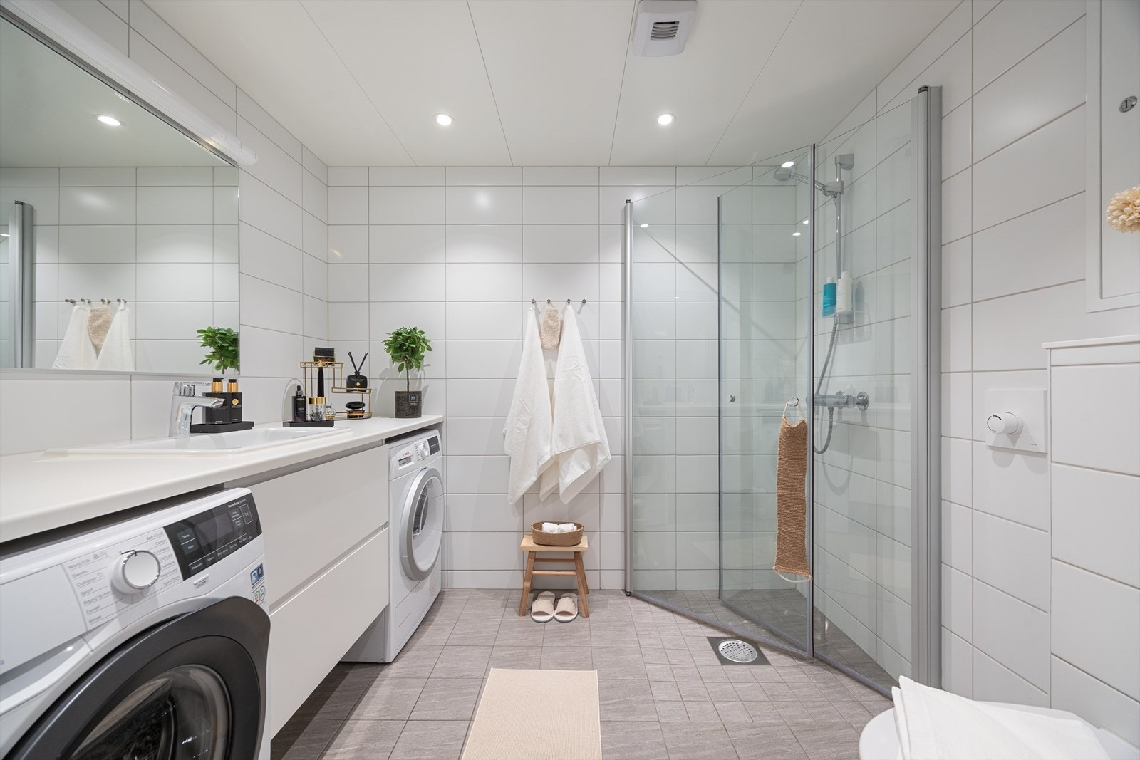 Et moderne bad med gjennomført stil og smarte løsninger - både elegant og funksjonelt. Galleribilde