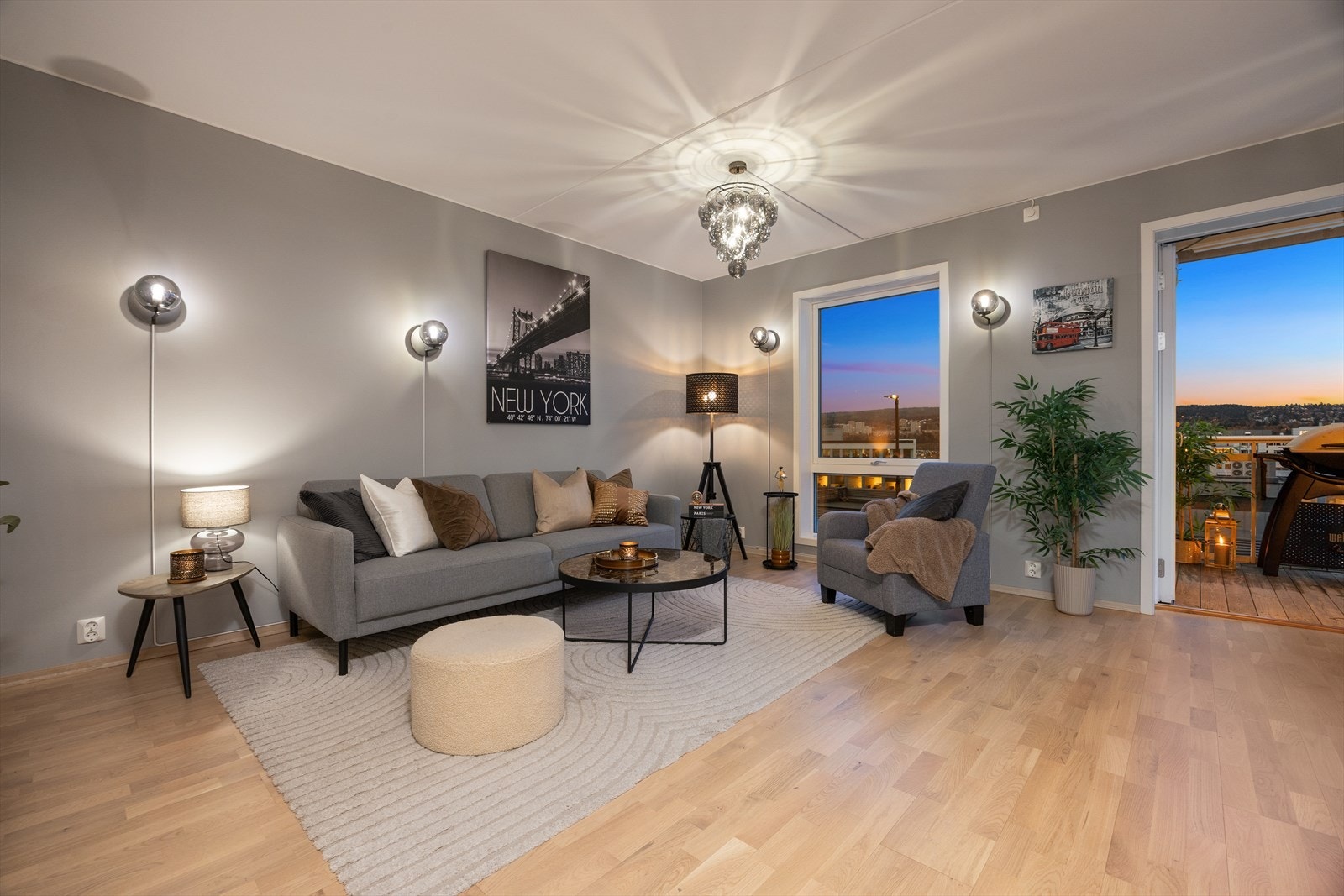 Stuen byr på en behagelig balanse mellom moderne og tidløst. Direkte balkongutgang gir ekstra bokvalitet. Galleribilde