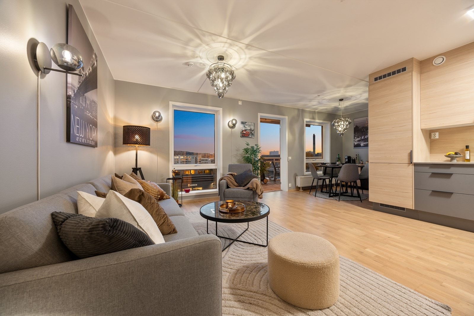 Leilighetens planløsning gjør det enkelt for innredning av både en sofakrok og egen spiseplass. Galleribilde