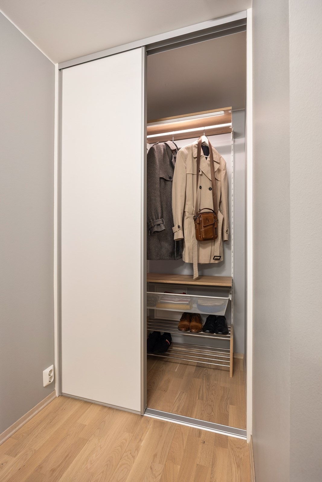 Entrèn har garderobeskap Galleribilde