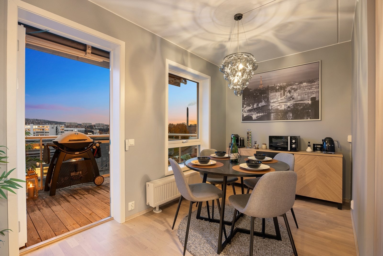 Fra stuen er det direkte utgang til balkongen, noe som bidrar til å forlenge oppholdsarealet i sommerhalvåret. Galleribilde