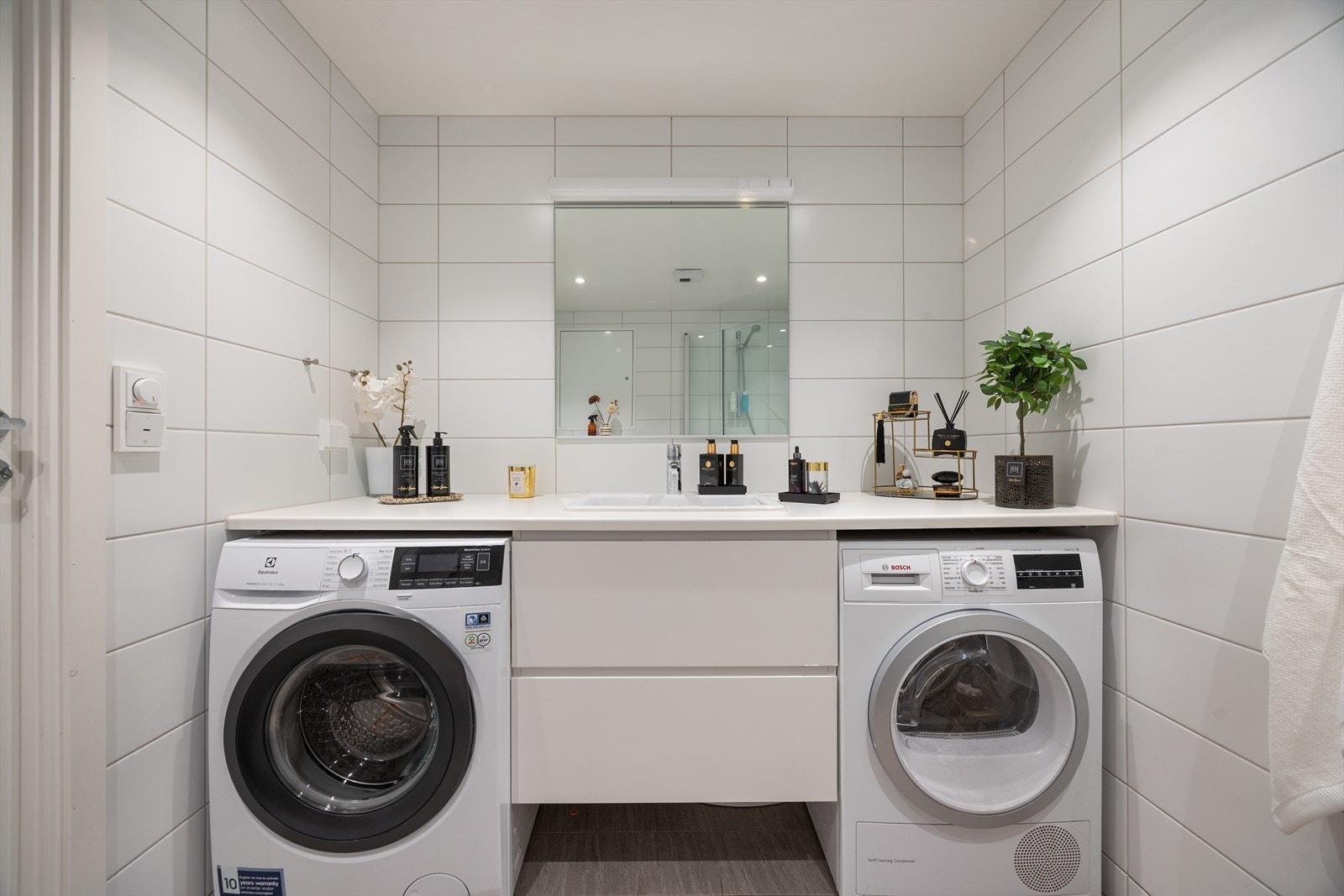 Romslig og funksjonelt bad med integrert vaskesøyle - perfekt for en praktisk hverdag. Galleribilde