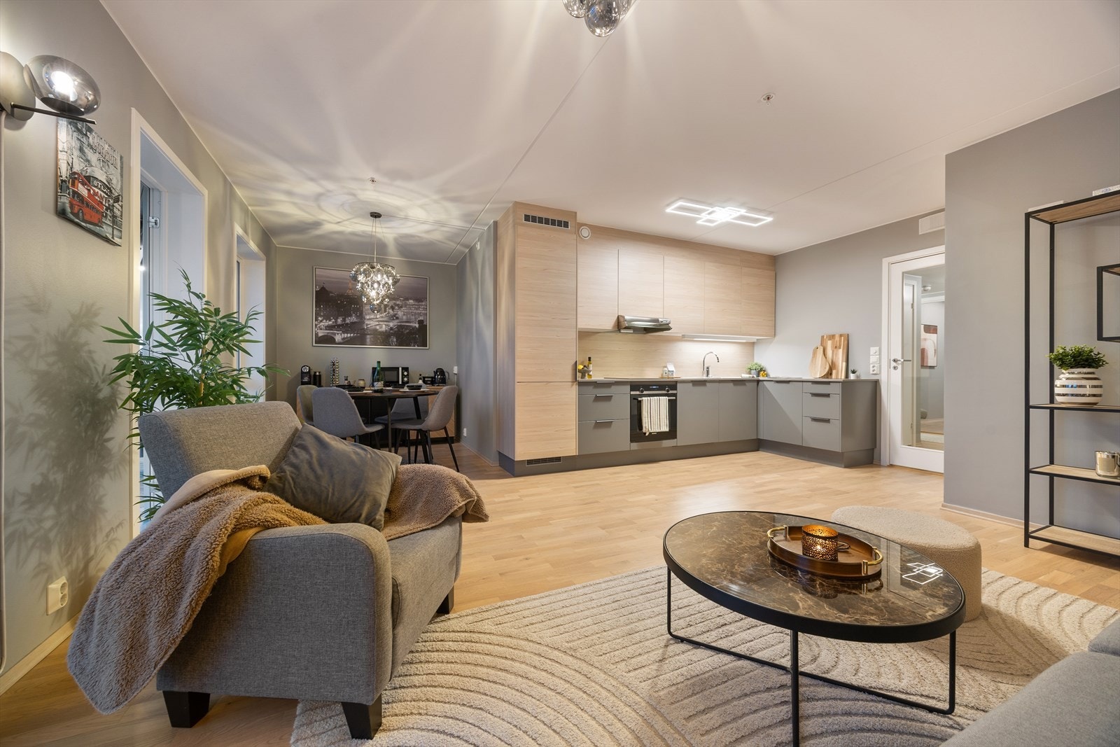 Romslig stue med det man måtte ønske av møbler og innredning Galleribilde