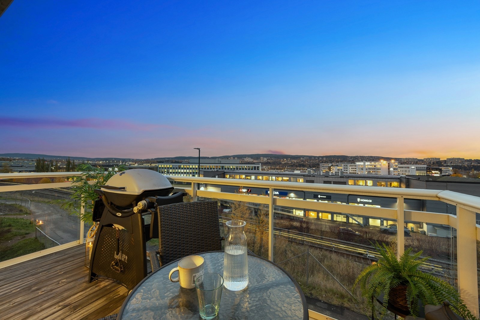 Balkongen er på 7 kvm med fantastisk utsikt Galleribilde