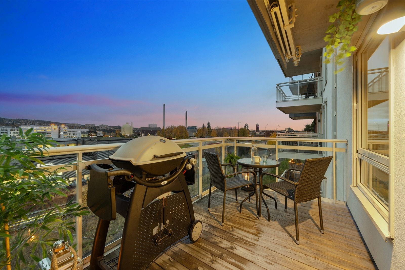 Her er det god plass til utemøbler og planter - et hyggelig sted å nyte morgenkaffen. Galleribilde