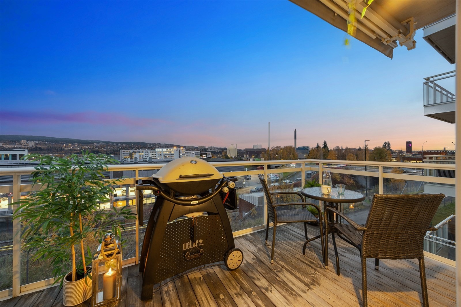 Stemningsfull uteplass på kveldstid - her kan man trekke seg tilbake og nyte stillheten under åpen himmel. Galleribilde