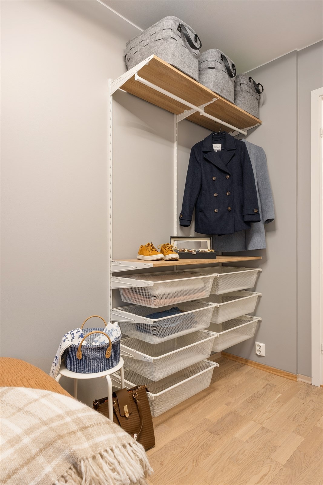 Idag er det satt opp en enkel løsning for klær på soverom 2 Galleribilde