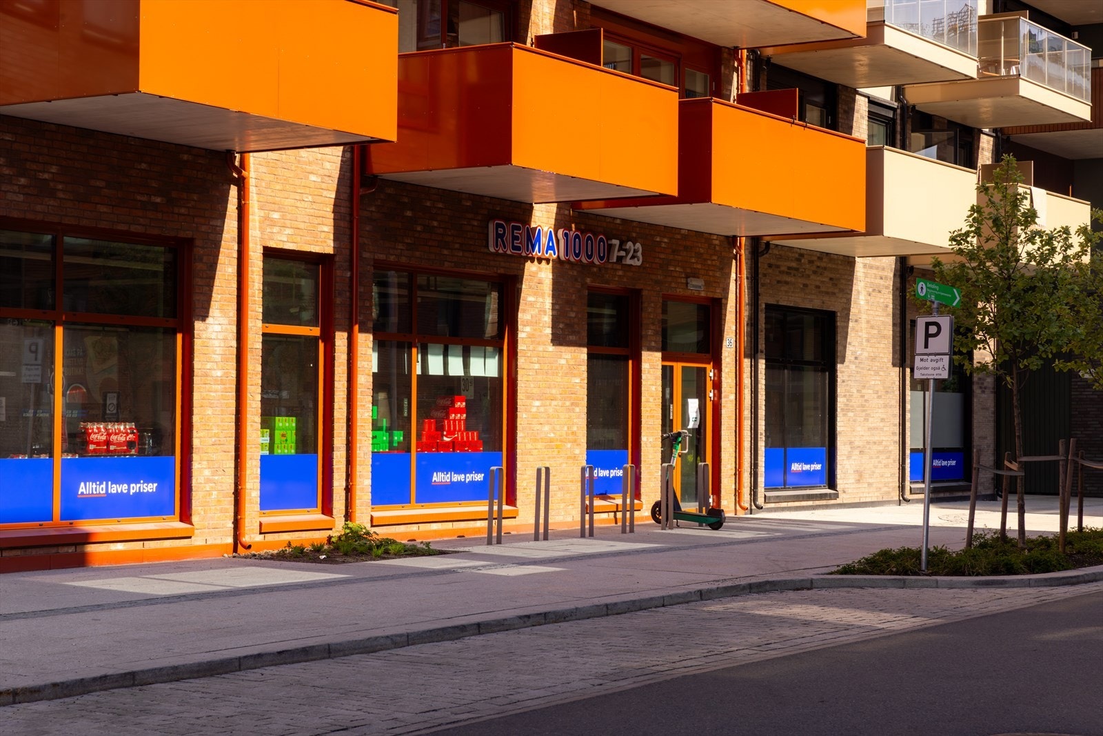 REMA 1000 rett rundt hjørnet gjør hverdagen enkel - her har du dagligvarebutikk med utvidede åpningstider kun noen få meter unna. Galleribilde
