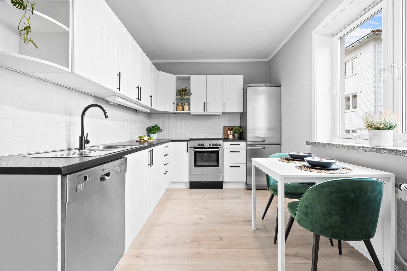 Kjøkkenet ligger i eget rom og har et stilrent og tidløst design, med gode benkeflater og rikelig med oppbevaringsplass. Galleribilde