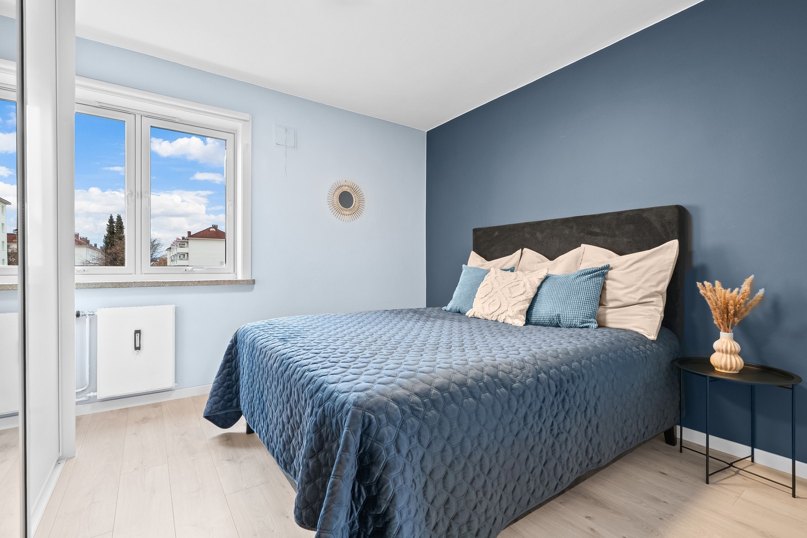 Det er to gode soverom i leiligheten, og begge er malt opp i tidsmessige fargetoner som står godt til laminatgulvene. Galleribilde