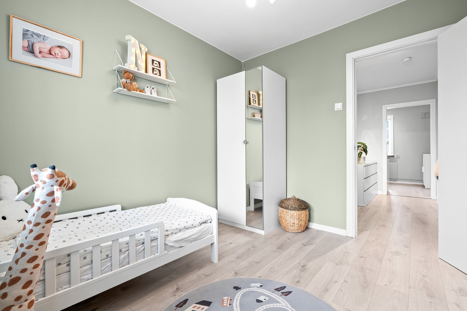 Her er det et frittstående garderobeskap for lagring, og ytterligere lagringsplass finnes i to romslige boder. Galleribilde