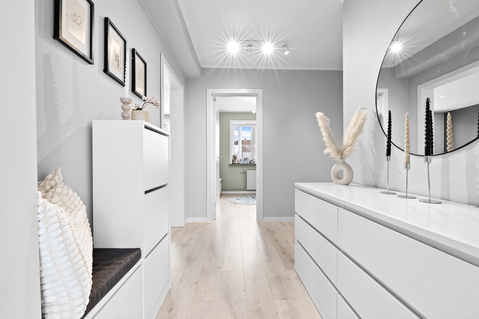 Romslig gang med adkomst til bad, kjøkken, stue og det ene soverommet. Galleribilde