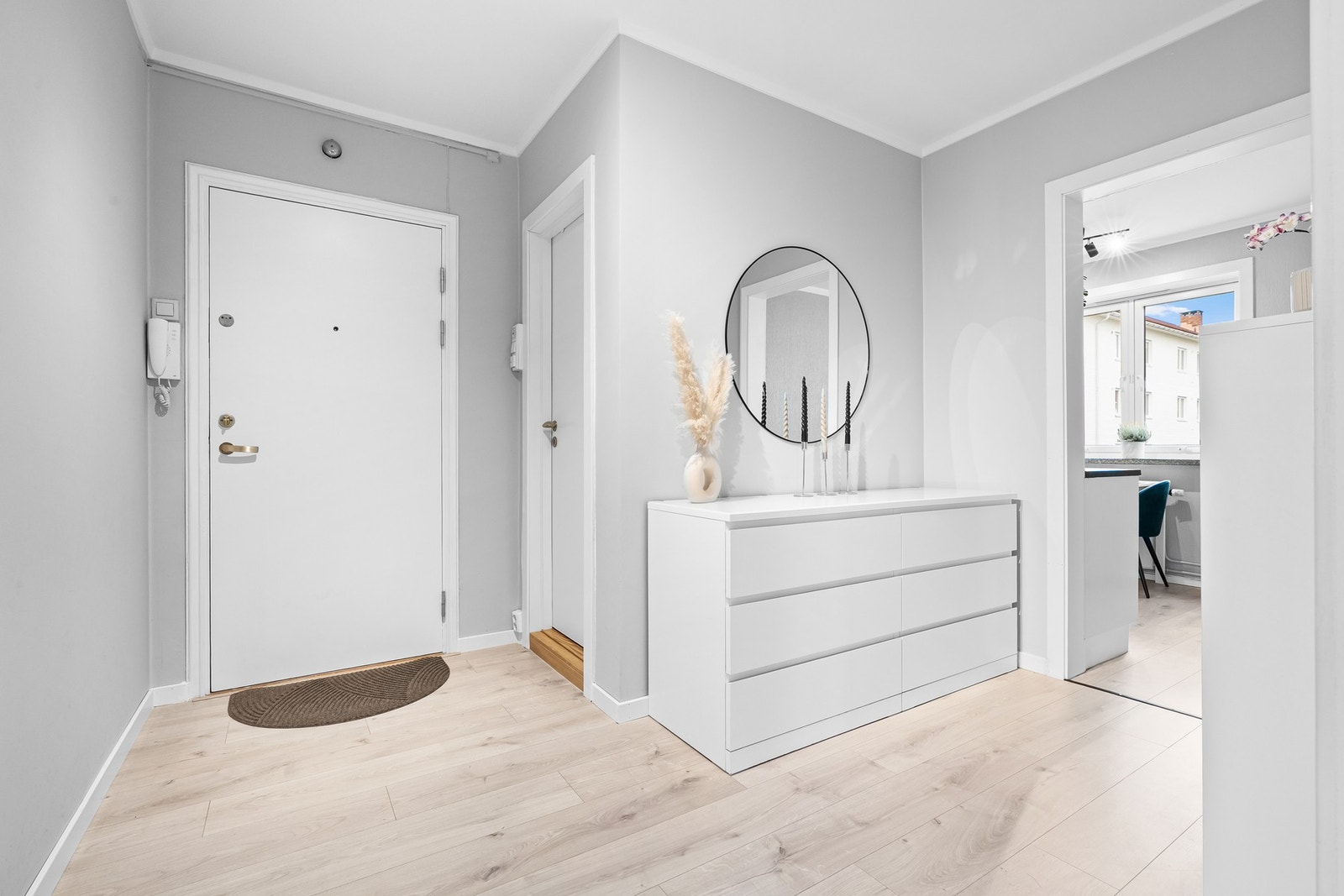 Romslig gang med plass til garderobeløsning. Ved inngangsdøren er det montert dørcalling. Galleribilde