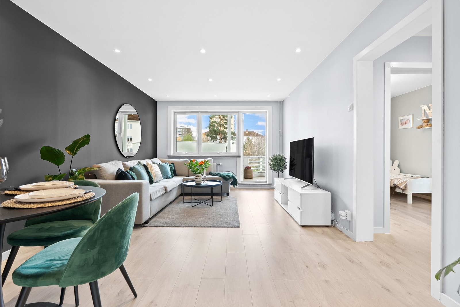 Stuen byr på en luftig atmosfære, og store vindusflater sørger for godt med naturlig lysinnslipp. Vinduene og balkongdøren ble skiftet i regi av brl. i 2019/2020. Galleribilde