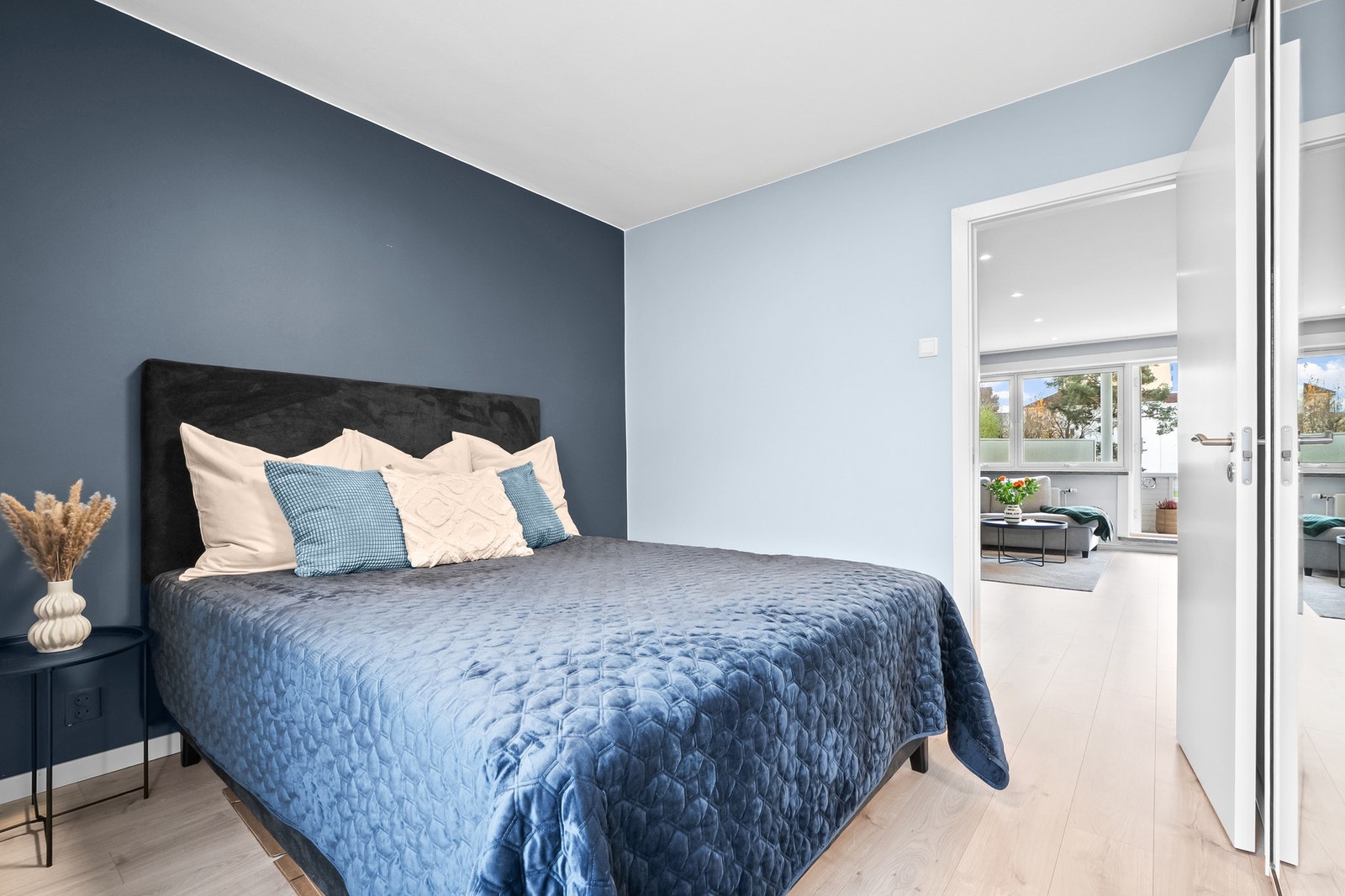 Hovedsoverommet er av god størrelse og har fin plass til å innredes med både dobbeltseng og nattbord. Galleribilde