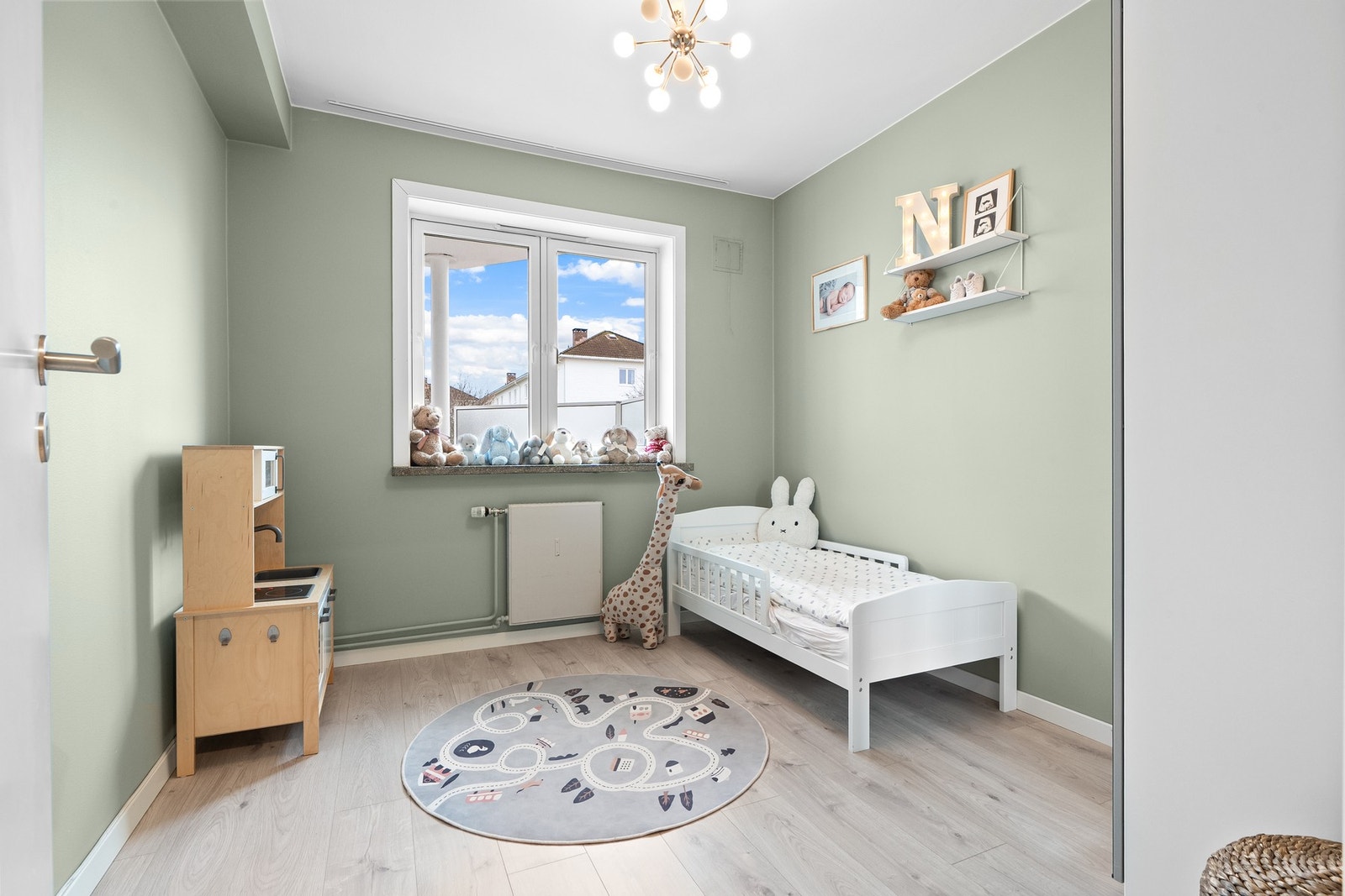 Soverom II er også av god størrelse med fin plass til seng og øvrig møblement. Galleribilde