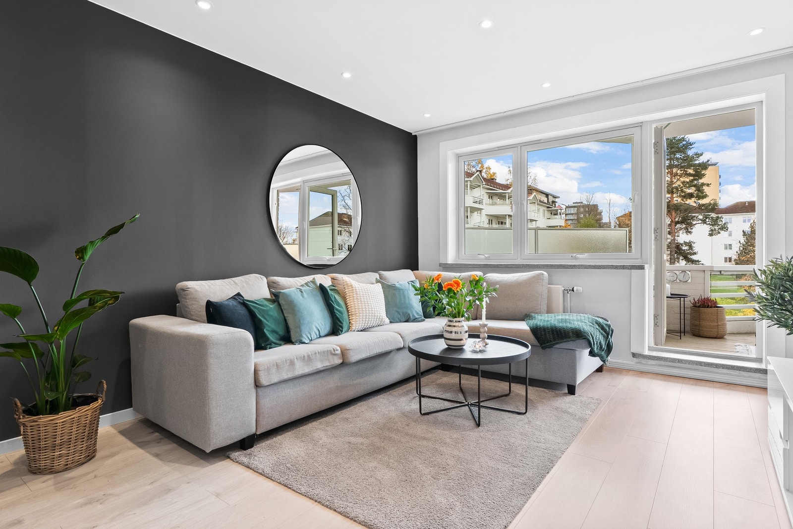 Fin plass til å innrede med hjørnesofa, tv og tilhørende møblement. Downlights er montert i himlingen. Galleribilde