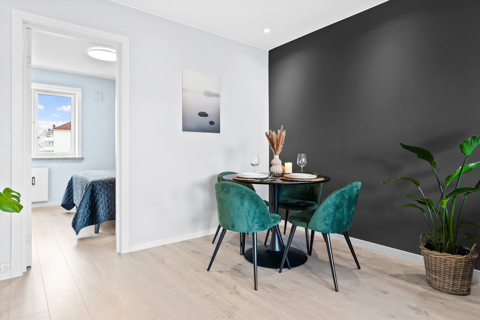 I hjørnet passer det utmerket å innrede med et spisebord. Galleribilde